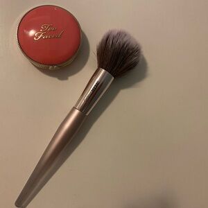 Make up set: blush Too Faced & big brush Urban studio
